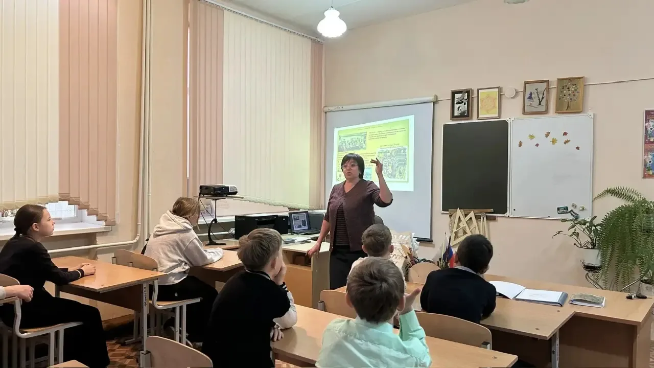 Сегодня в 5 классе состоялся познавательный классный час на тему: «Казачество». Встречу провела руко