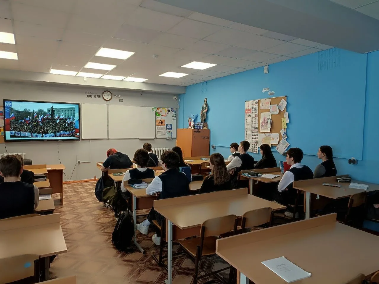 📅 В канун Дня воссоединения Крыма и Севастополя с Россией в 10А классе прошёл классный час, посвящён