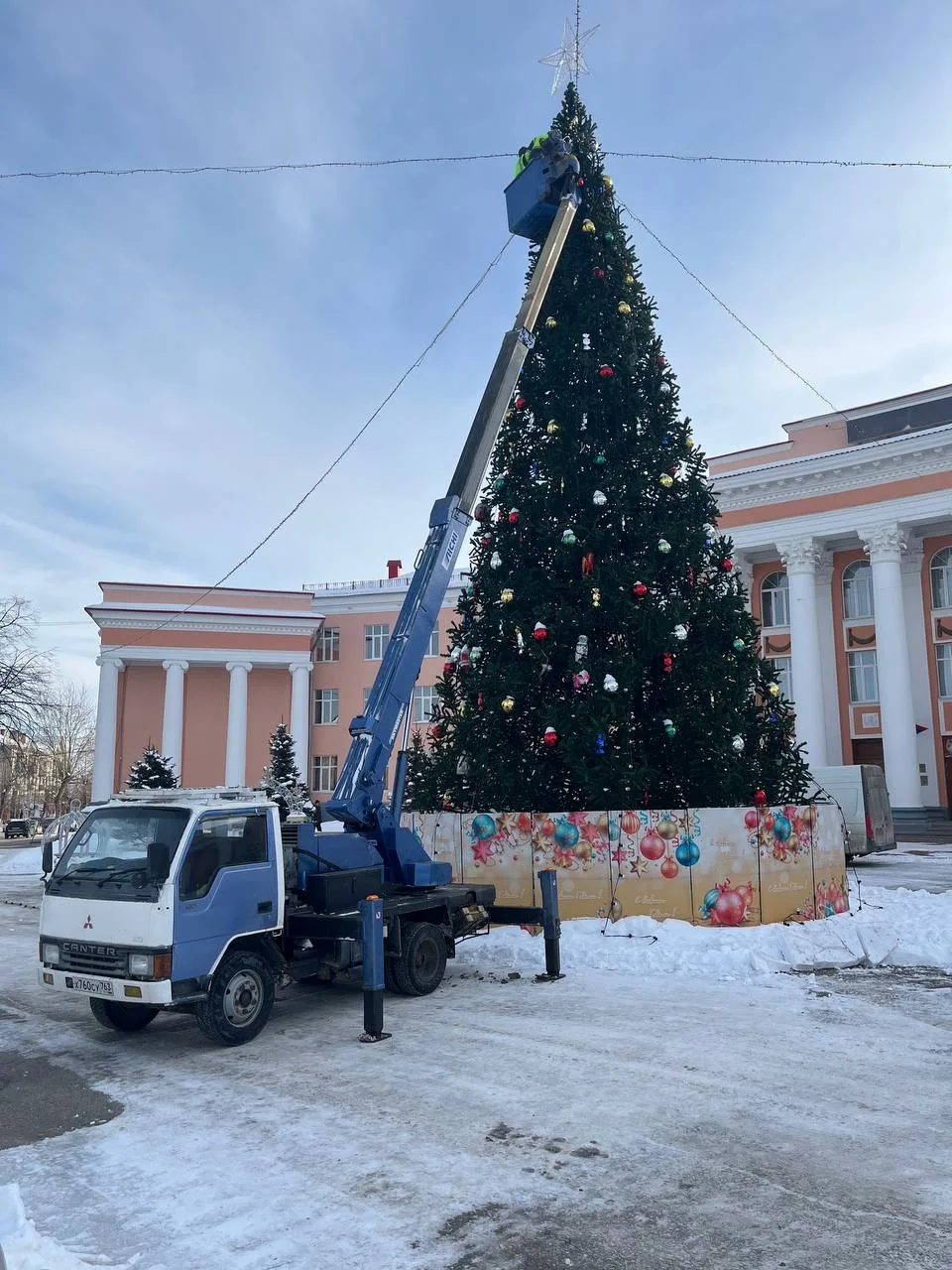 🌿Весна на подходе: в городе стартовал демонтаж новогодних ёлок