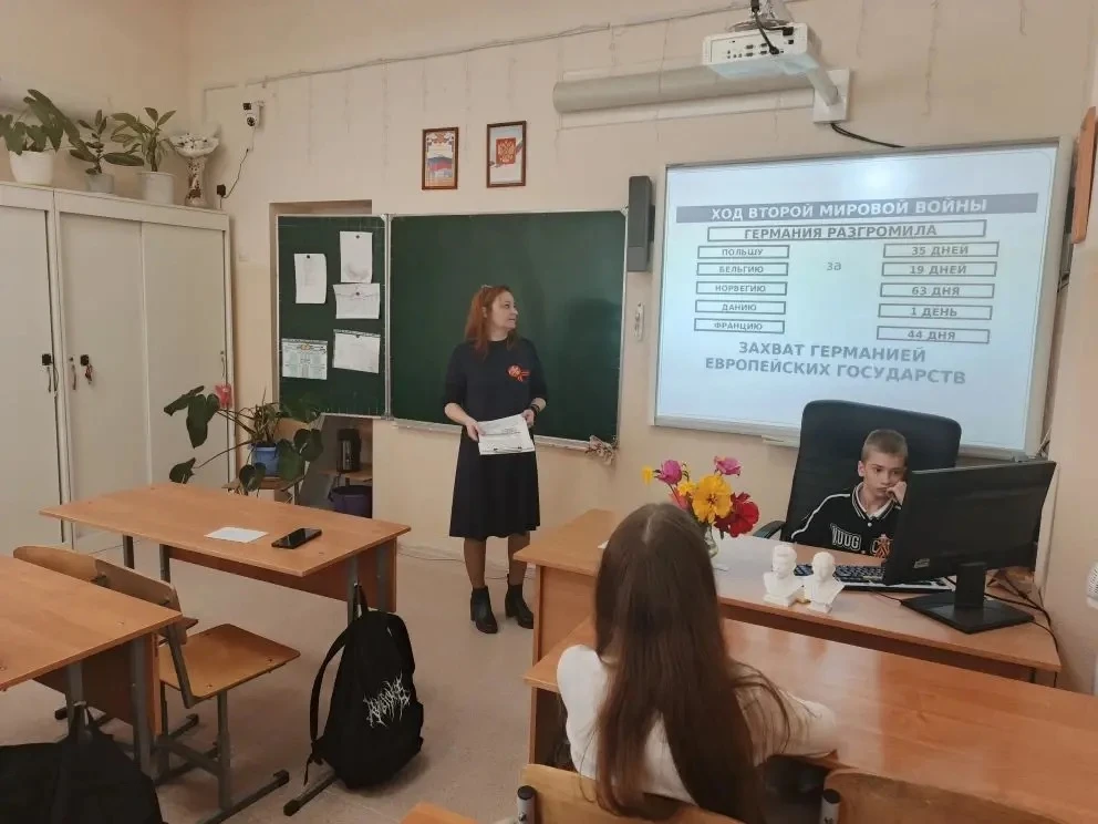🕊️ Урок памяти в 6 «В» и 7 «К» классах  7 мая на классном часе к ребятам в гости пришла Е. В. Плотни