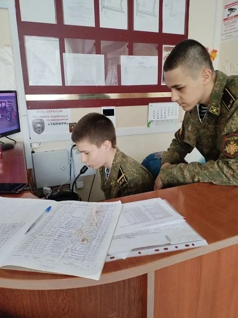 Сегодня дежурный 8 А класс провел радиолинейку, посвященную истории Мещерского дендрария - крупнейше