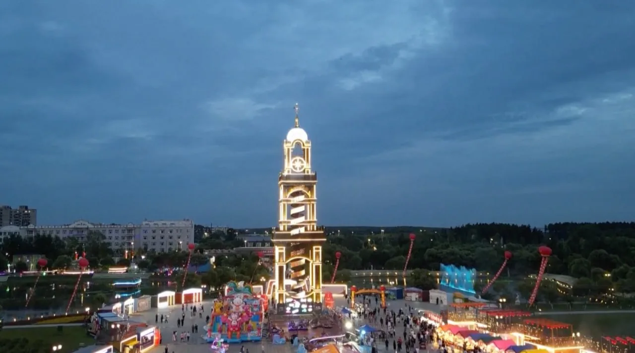 🇷🇺🇨🇳Летом приграничные города провинции Хэйлунцзян наполнены гостями из России. Зде...