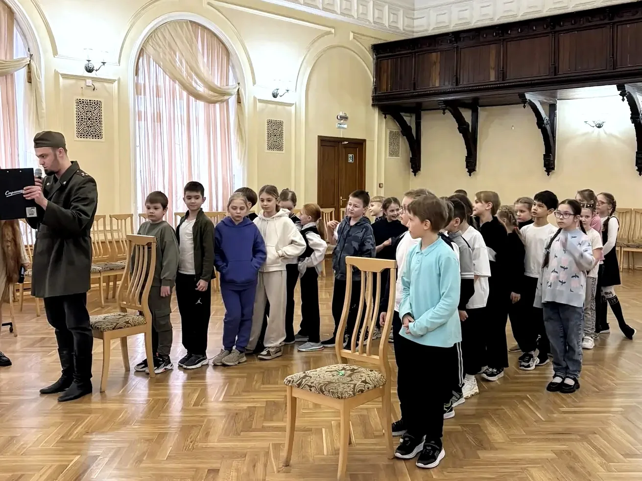 Ребята из 2 «А» класса на время забыли про уроки и отправились на выполнение важного задания! В библ
