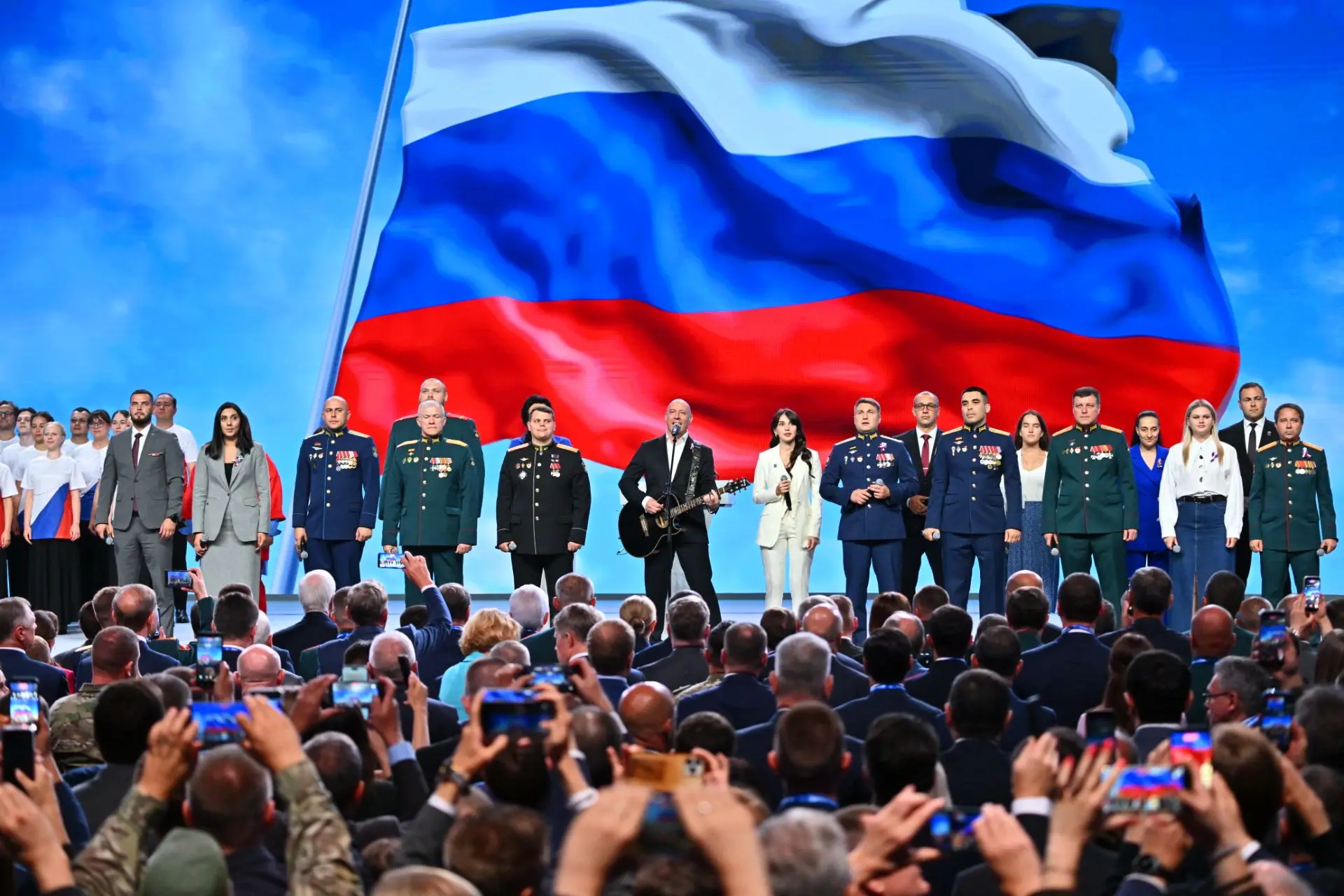 "Наш флаг наряду с гербом и гимном является нашим главным национальным символом. В нем ...
