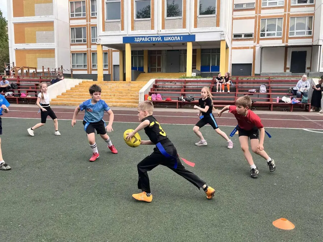 🏉 Не игра, а настоящий праздник спорта!  В гостях у наших тэг-регбистов побывала команда «Движение В