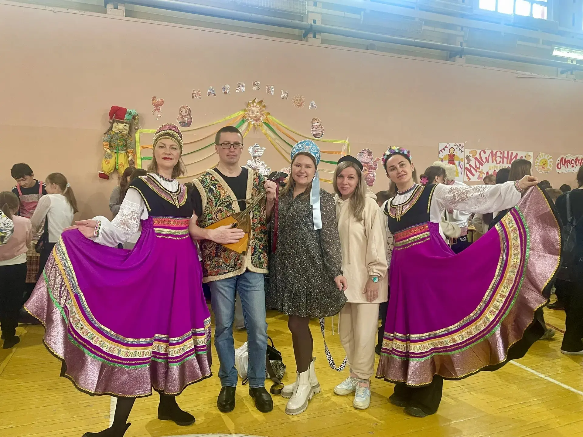 🥞✨ Широкая Масленица в нашей школе: ярмарка, веселье и доброе дело! ✨🥞  ✨Сегодня в стенах нашей школ