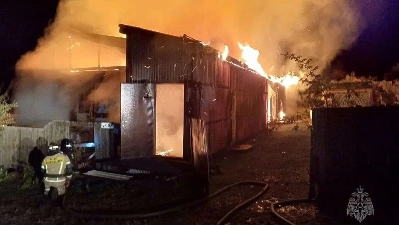 Пожар в деревне Осокино: огонь уничтожил дом и хозпостройки