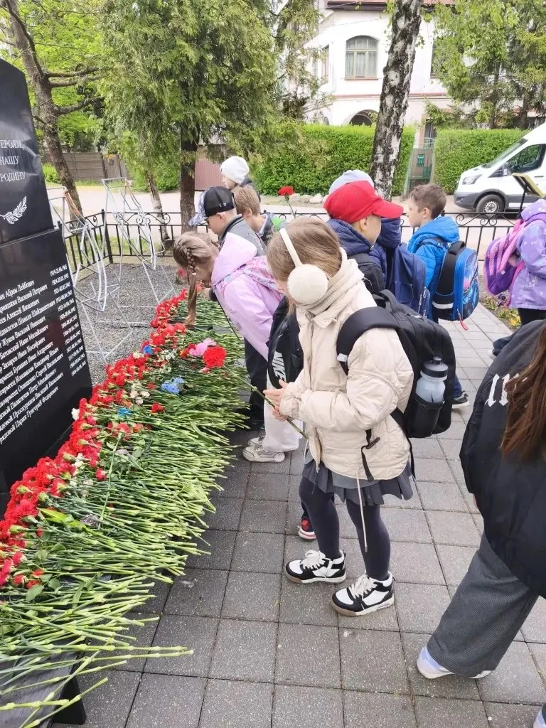Память жива🕯️  Учащиеся начальной школы приняли участие в возложении цветов к братской могиле советс