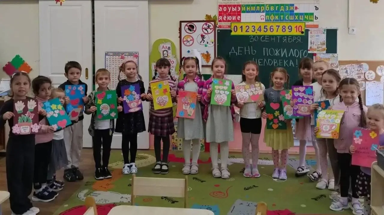 💌 Дошкольники школы № 1532 подготовили открытки для старшего поколения