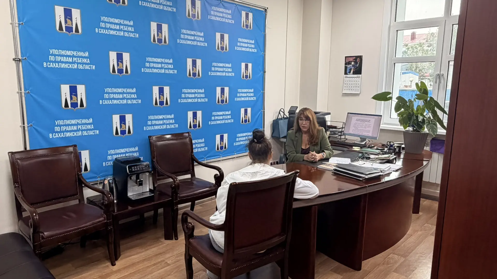 В ходе личного приема обратилась мама с вопросом о намерении лишить отца ребенка родительских прав.
