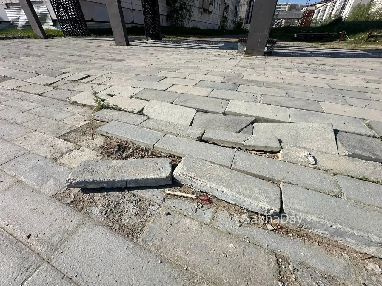 Состояние Бульвара учителя на сегодня. 

Плиточное покрытие в нескольких местах повреждено, оторваны