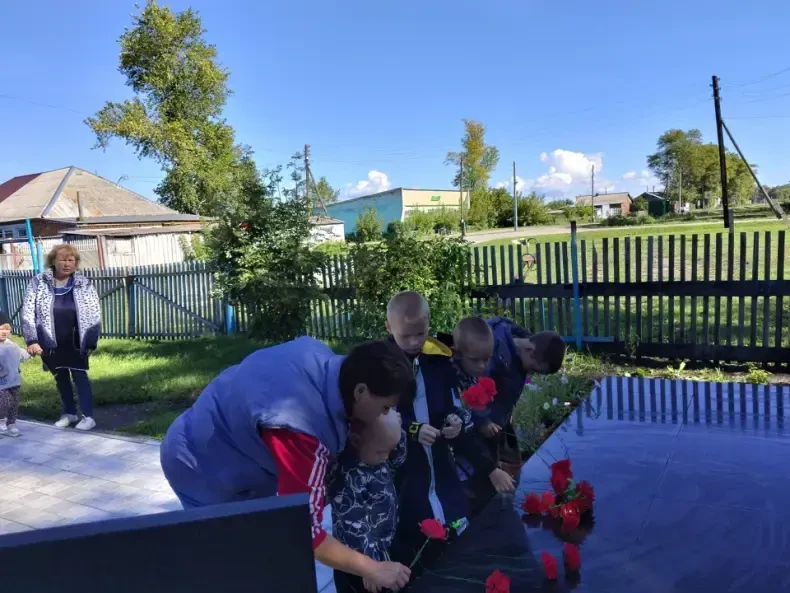 Твой подвиг в веках, неизвестный солдат» урок мужества. Возложение цветов к памятнику. ...