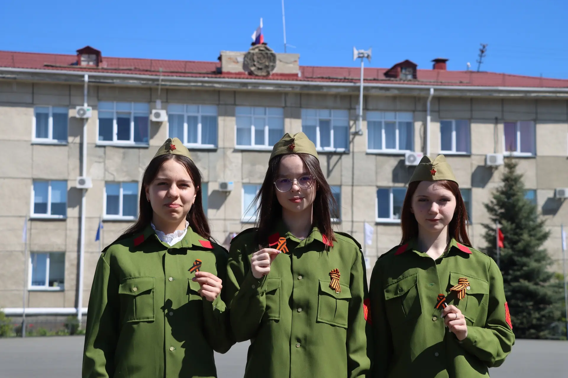 Тепло сердец и символ памяти на улицах нашего города ☀🧡 

Сегодняшний солнечный день стал ещё ярче!