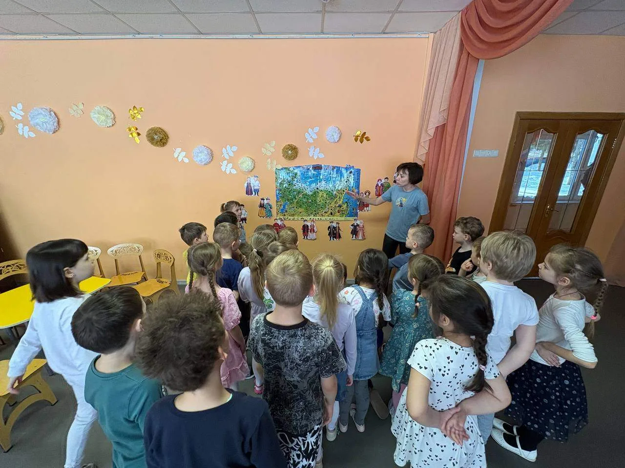 В дошкольных группах эта неделя была посвящена России. Ребята совершили  виртуальную экскурсию по Ро