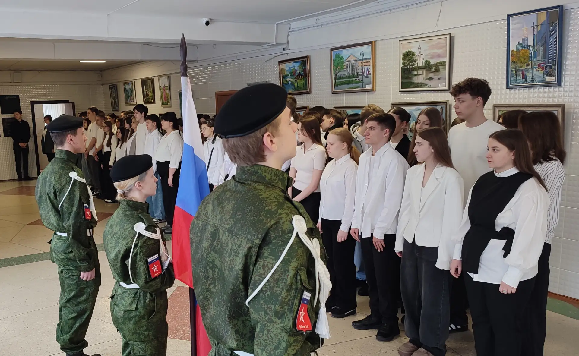 💫 Стартовала финальная учебная неделя третьей четверти.  🇷🇺 Традиционно утро началось с торжественно