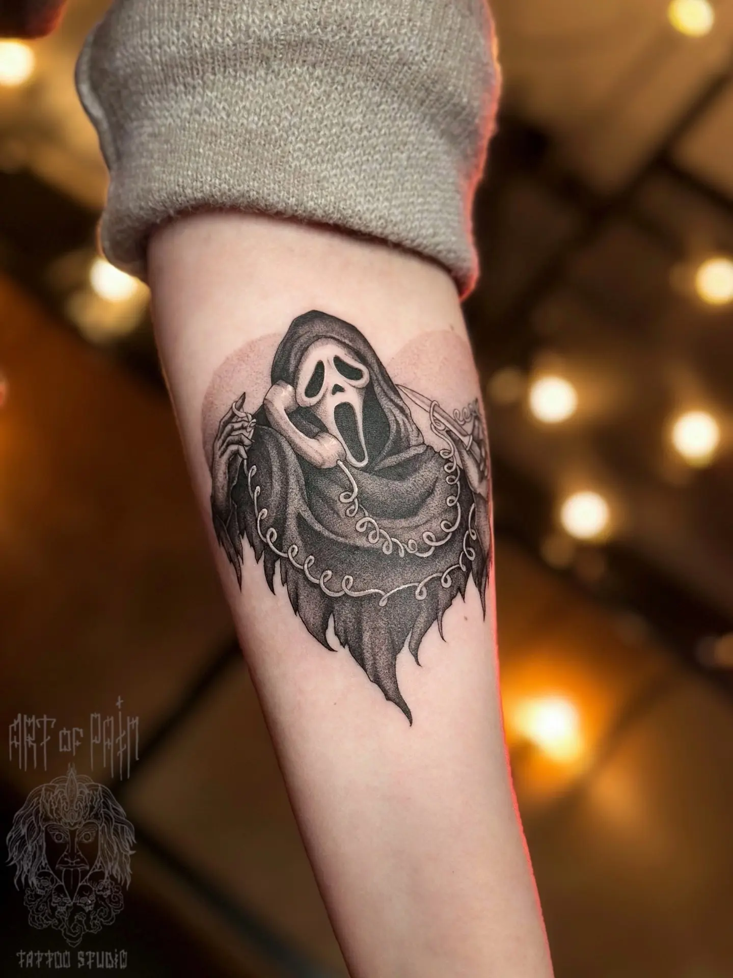 - Алло, алло! Я не могу говорить, спешу на татуировку в Art of Pain🖤❤️‍🔥😂 

Работа Марии Котовой 