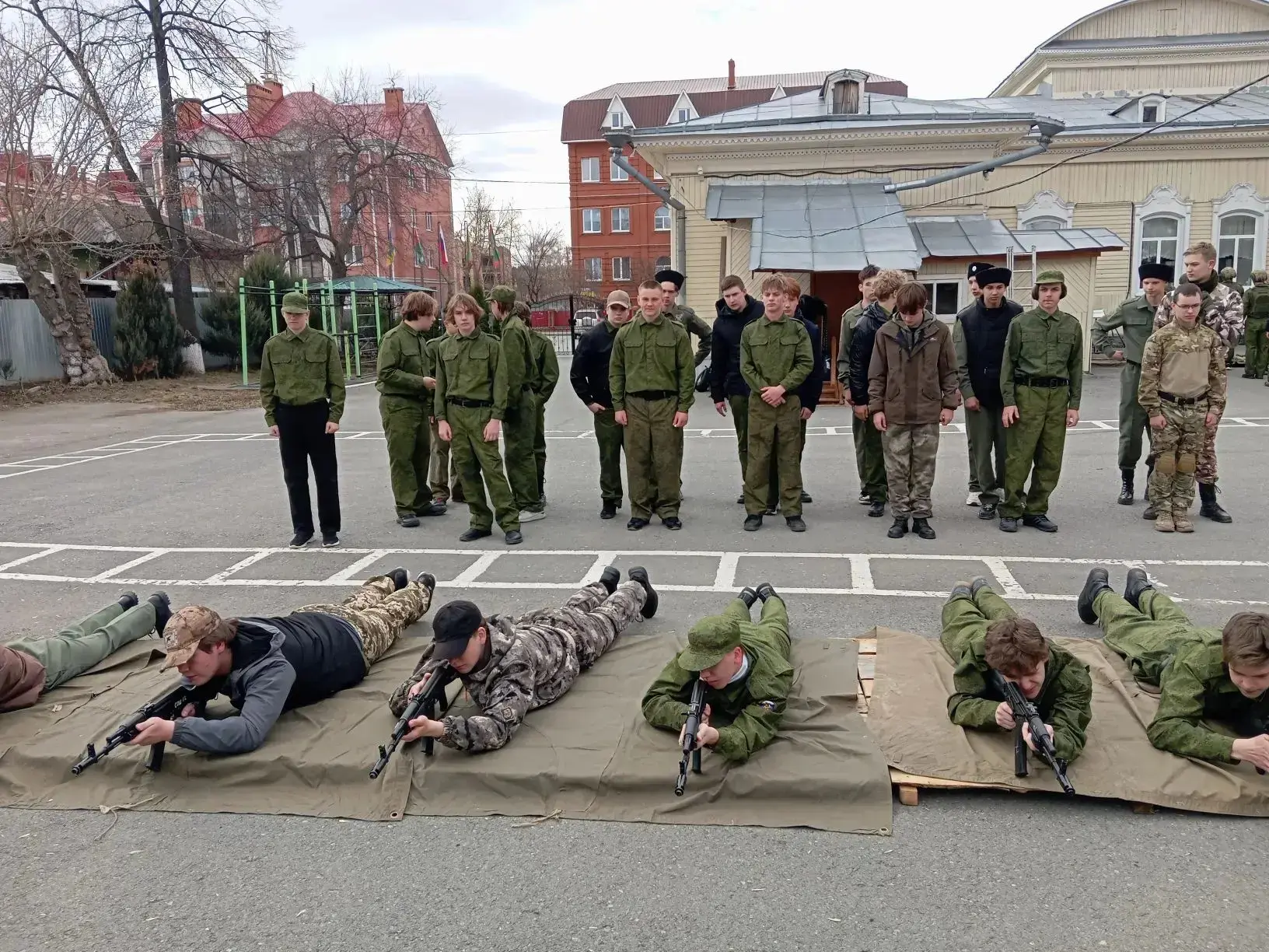 🚨 Второй день сборов — не до скуки!  У парней: ГТО и строевая. Выглядит серьёзно 💪  У девчонок день 
