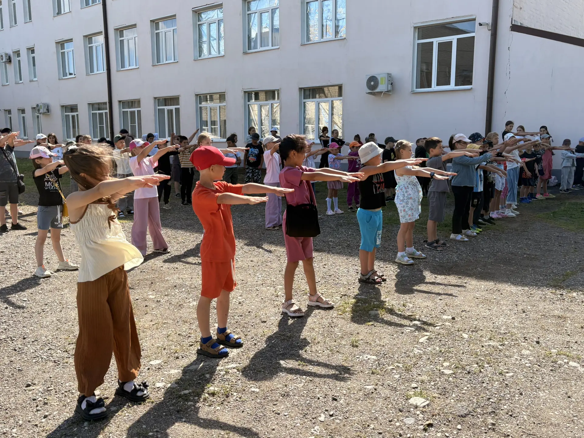 🌤️Сегодняшний день  в пришкольном лагере «Светлячок» был посвящен наблюдению за облаками.

🤸‍♂️Пос