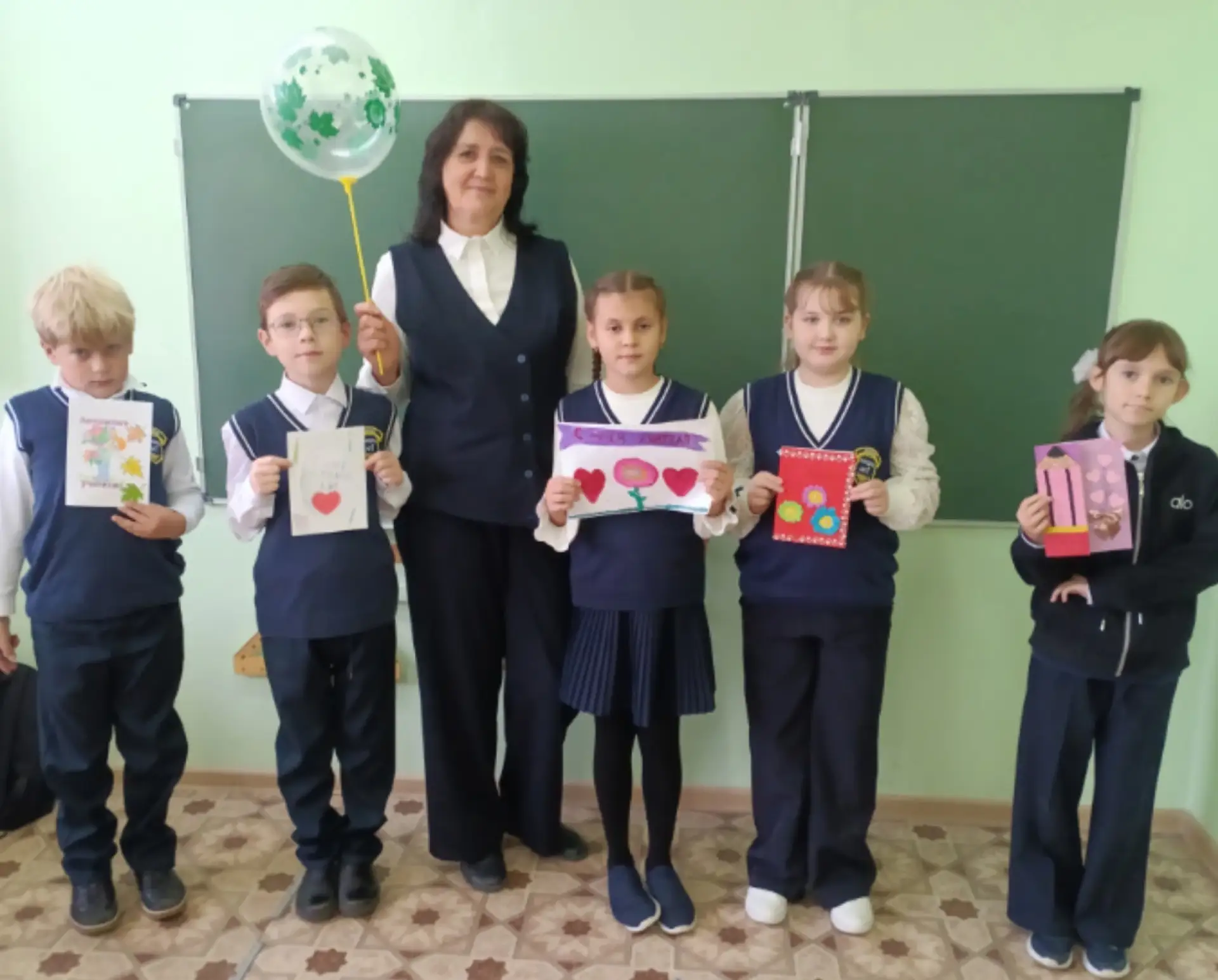 Ребята 3 А класса (кл.рук. Лосева А. В.) поздравили любимых учителей с Днём Учителя! Пр...