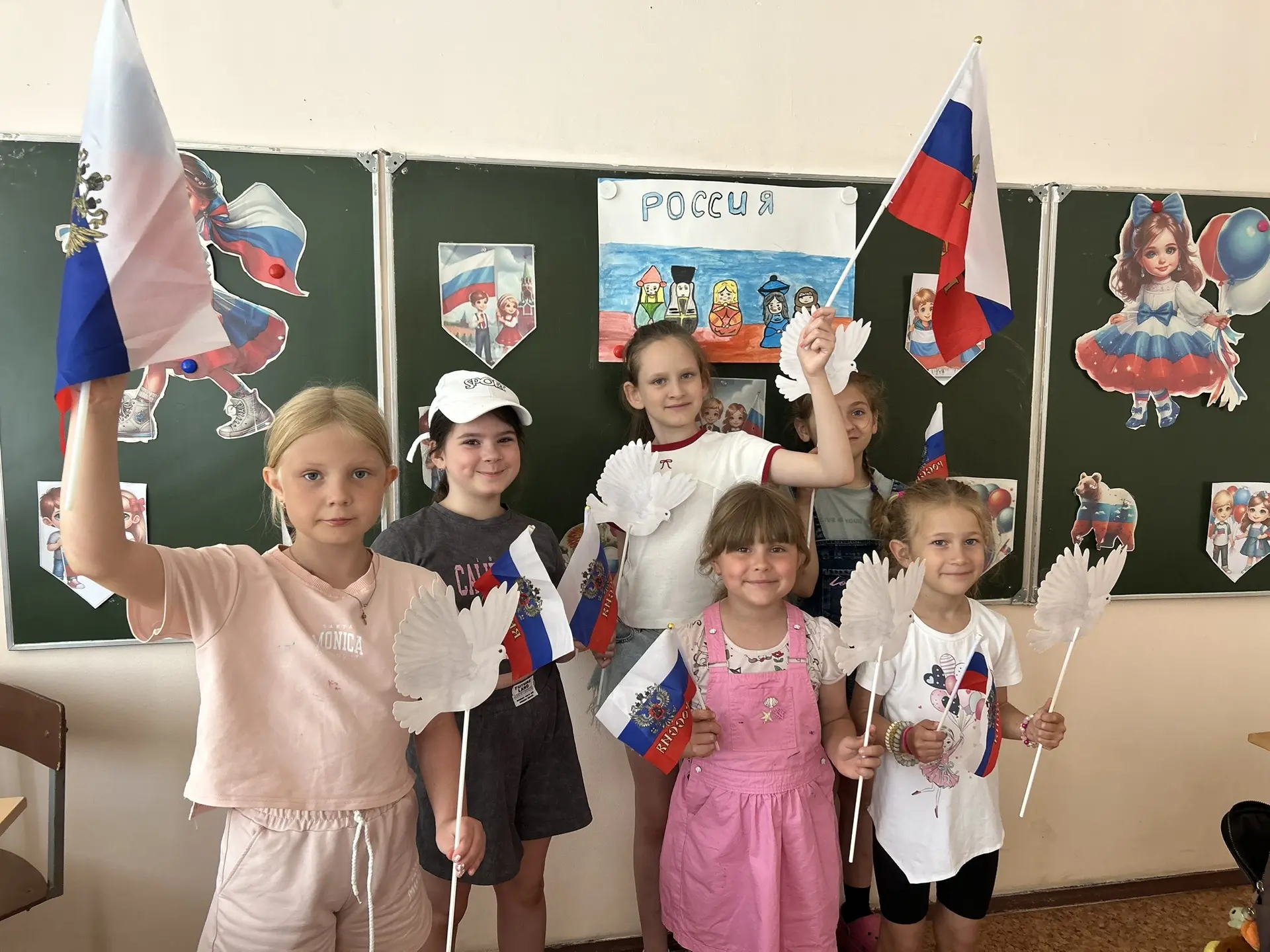 🇷🇺 Украшаем лагерь ко Дню России! 🎉

🌟 Советники директора по воспитательной работе совместно с 