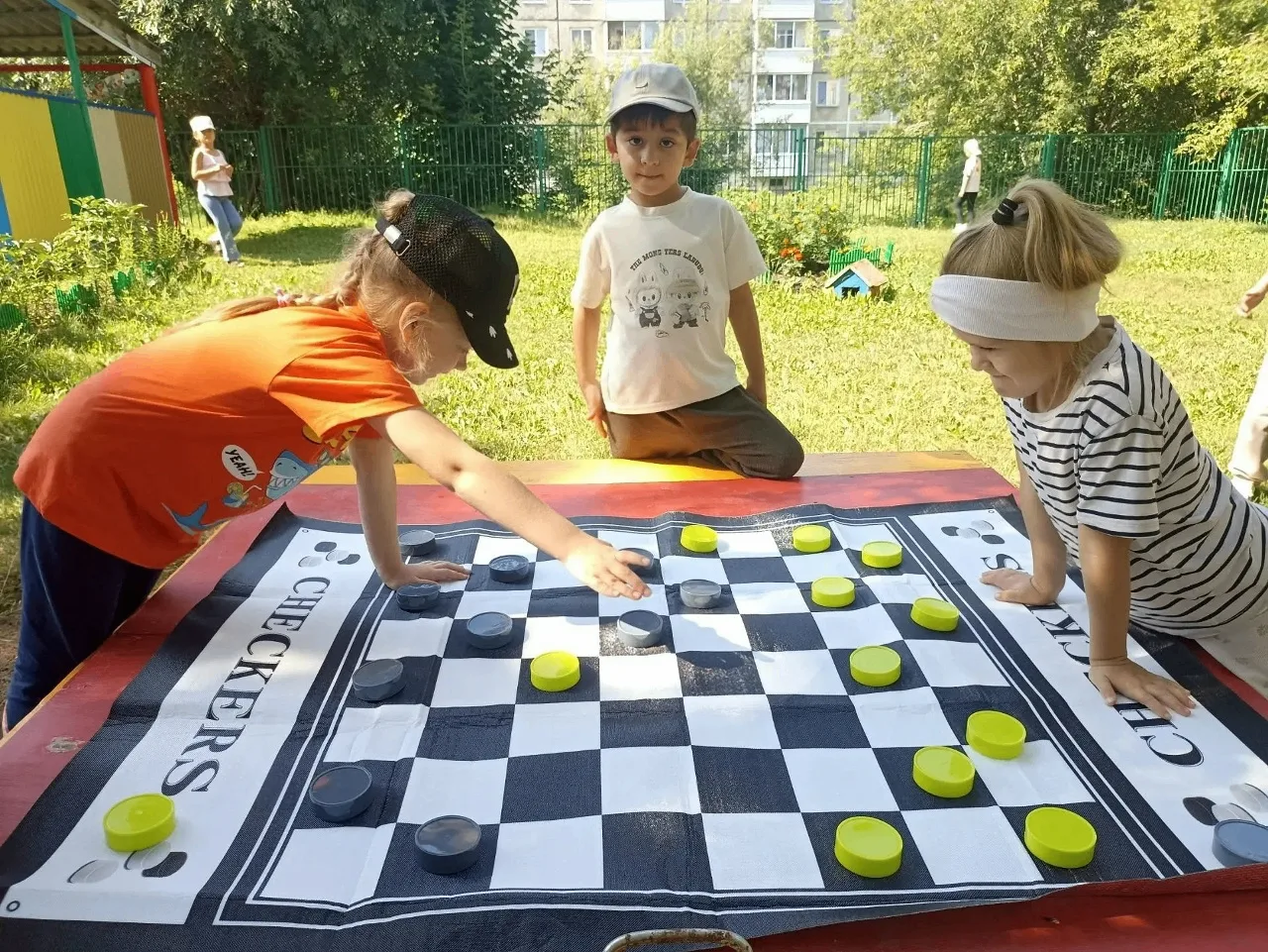 Учимся играть в шашки. этим летом: весело и увлекательно!