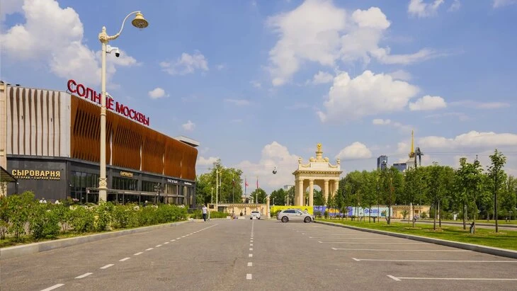 Новая парковка открылась для посетителей  ВДНХ рядом с аркой Южного входа. От нее можно быстро дойти