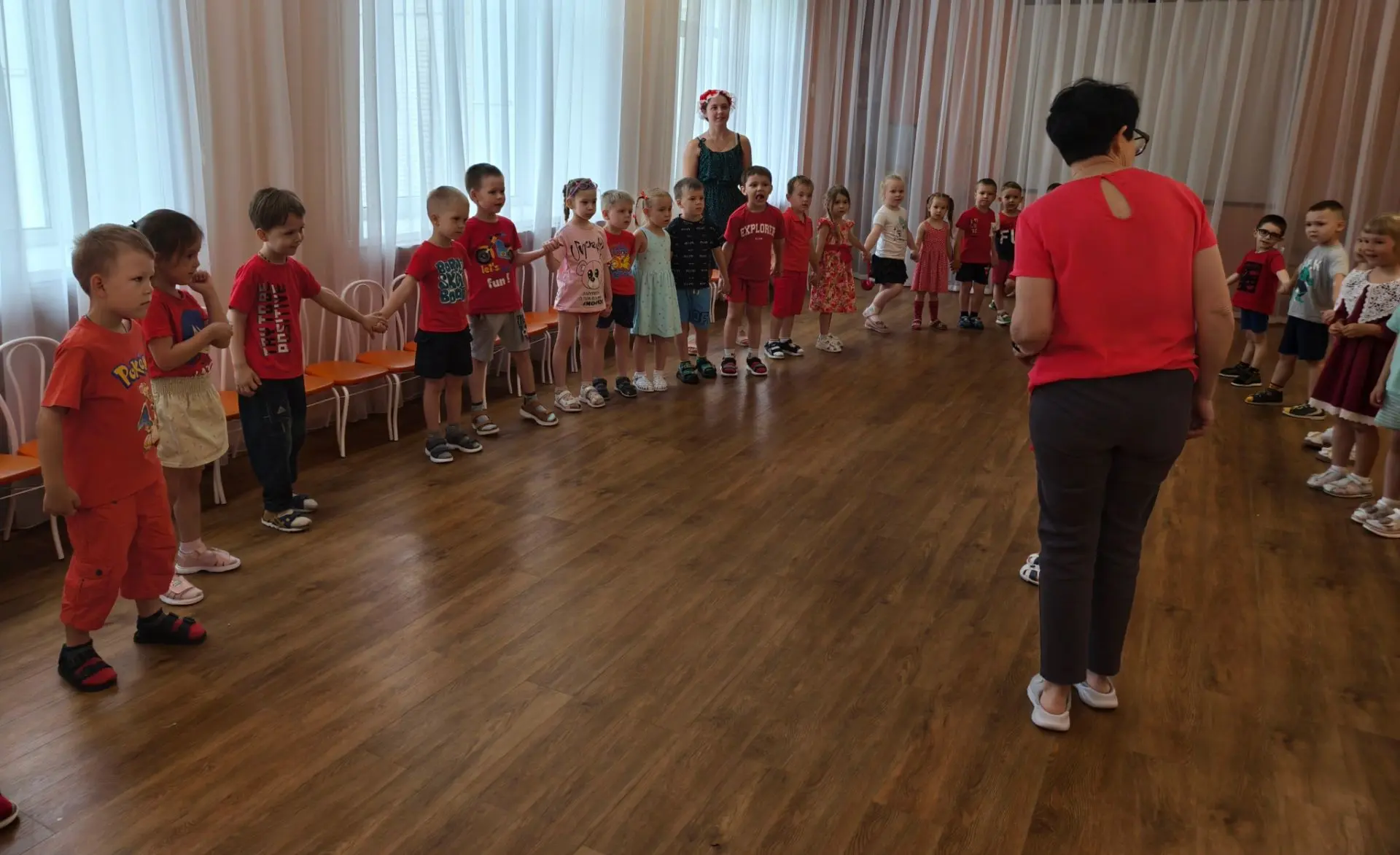 В нашем саду стартовала «Радужная неделя»! 🌈

Вчера мы зажгли первый, самый яркий огонек — ДЕНЬ КРА