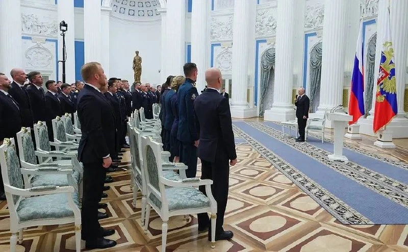 Владимир Путин встретился с выпускниками программы «Время героев»: ветераны СВО становятся лидерами 