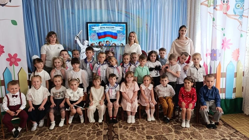 Нет страны на свете краше!🪆🇷🇺

С Днем России, с Днем нашей Отчизны. Триколоры взметнулись до неба