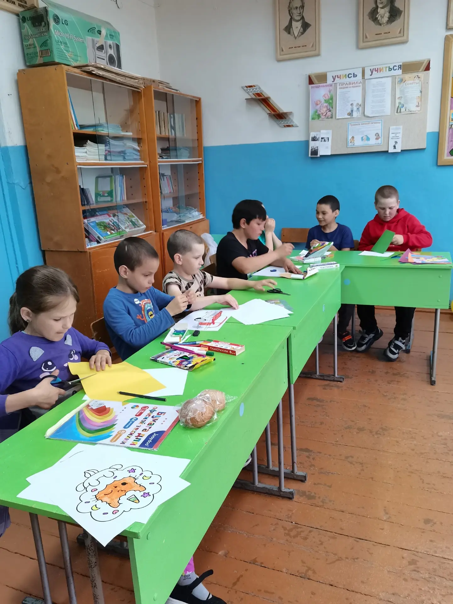 Сегодня, 3 июня, у нас в лагере был поделково-экскурсионный день.