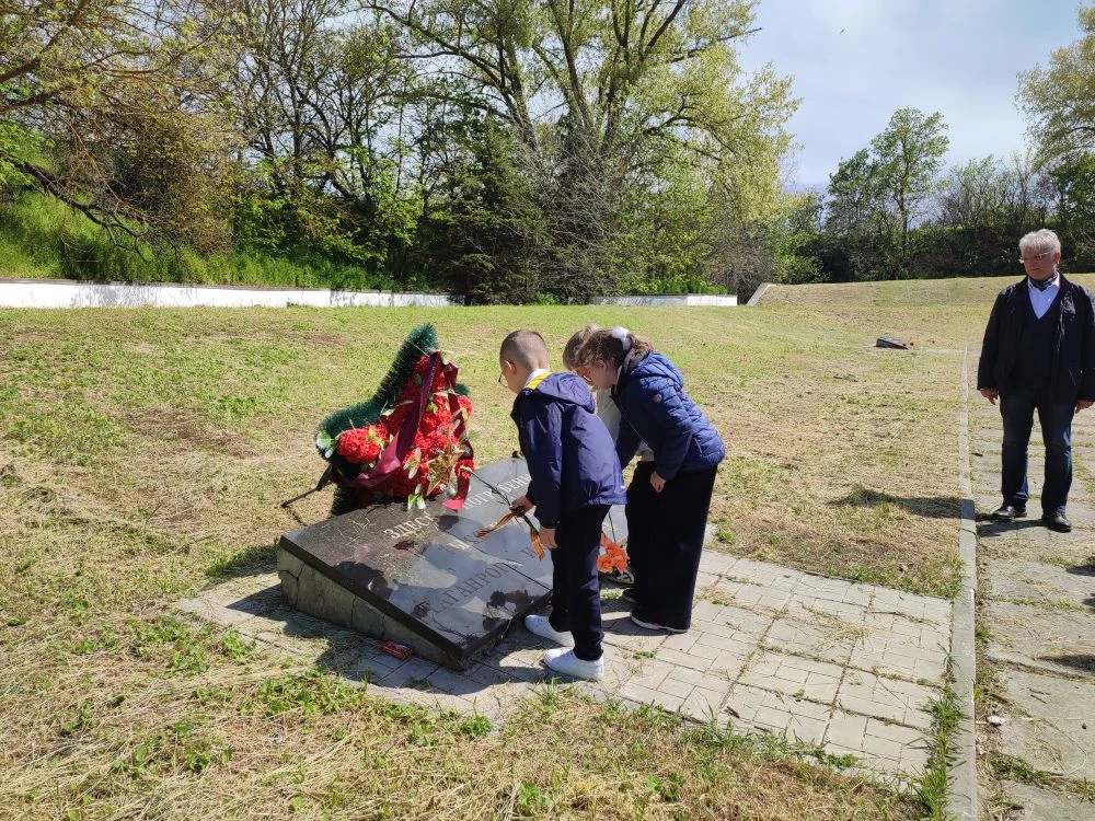 Путешествие к истокам нашей памяти 🙏  Накануне Дня Победы лицеисты 2 А вместе с классным руководител