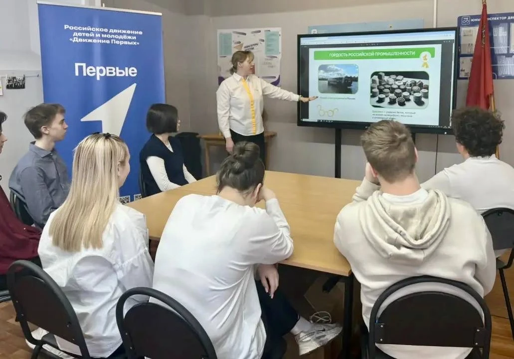 По традиции новая учебная неделя началась с торжественной линейки с выносом флага РФ и занятия «Разг