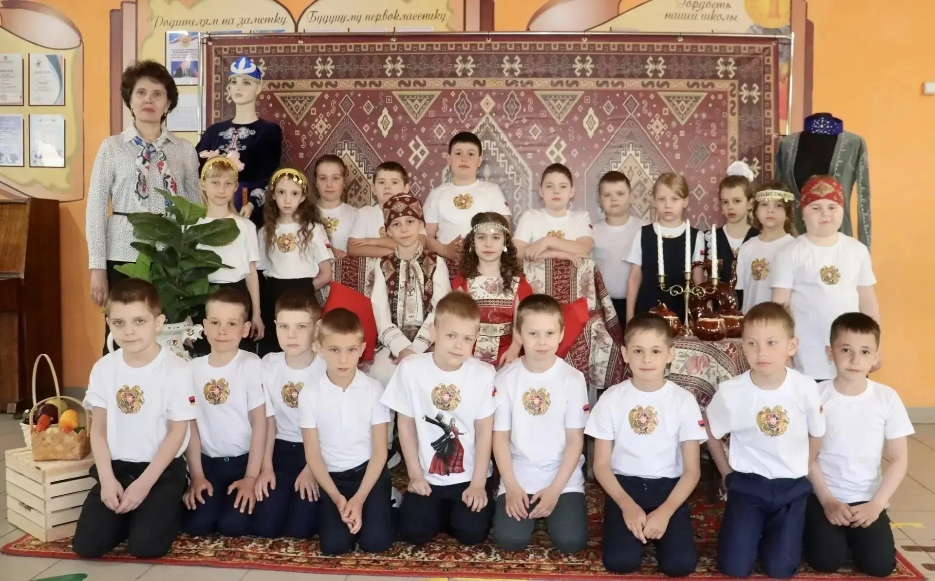 Ученики первого Б класса вместе с классным руководителем и родителями торжественно открыли неделю ар