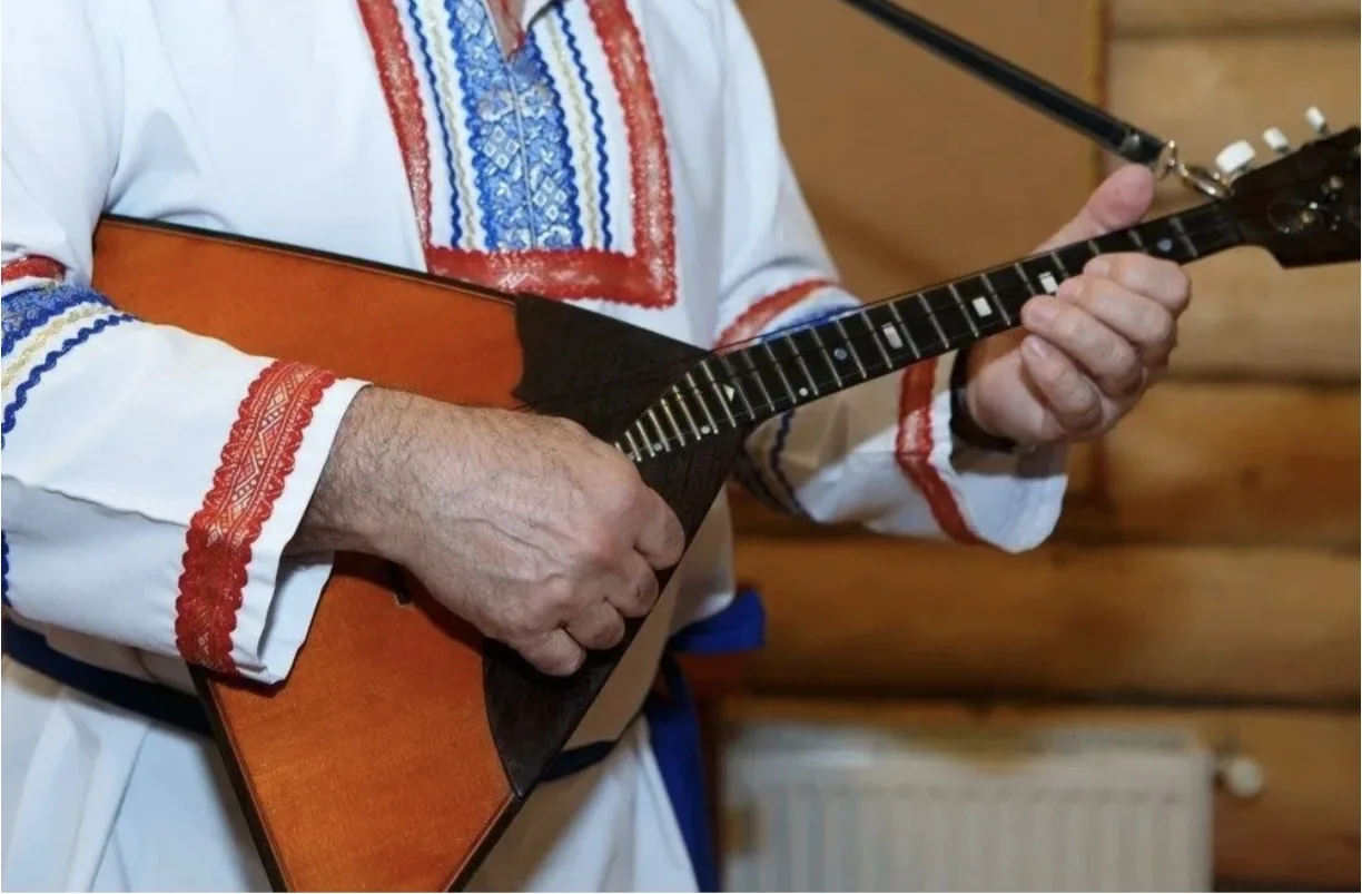 🌞 Всем отличного дня! 
Сегодня День балалайки! 

 🎉 Праздник не официальный, но это не мешает музы