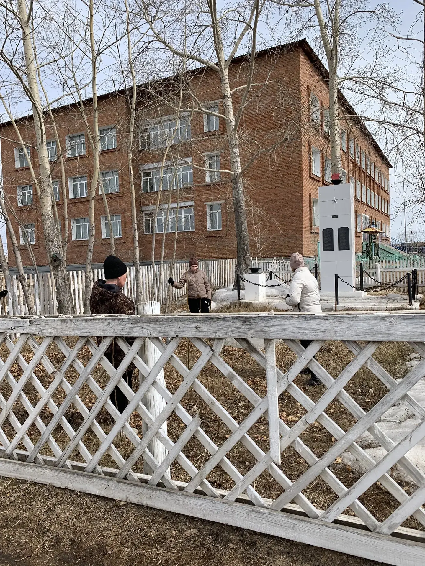 В рамках продолжающегося двухмесячника чистоты коллектив нашей школы провел уборку прил...
