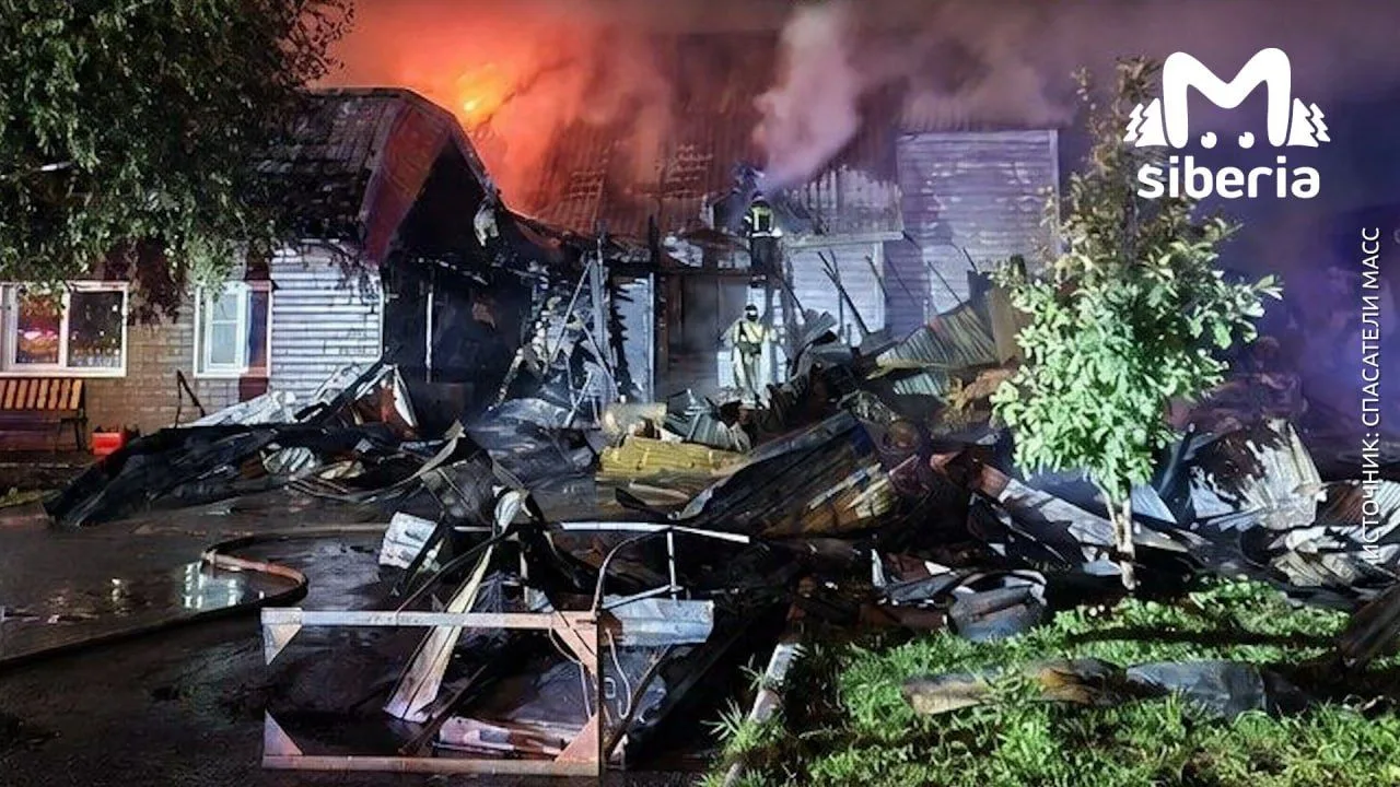 Дом и автомойка сгорели ночью в Новосибирске.