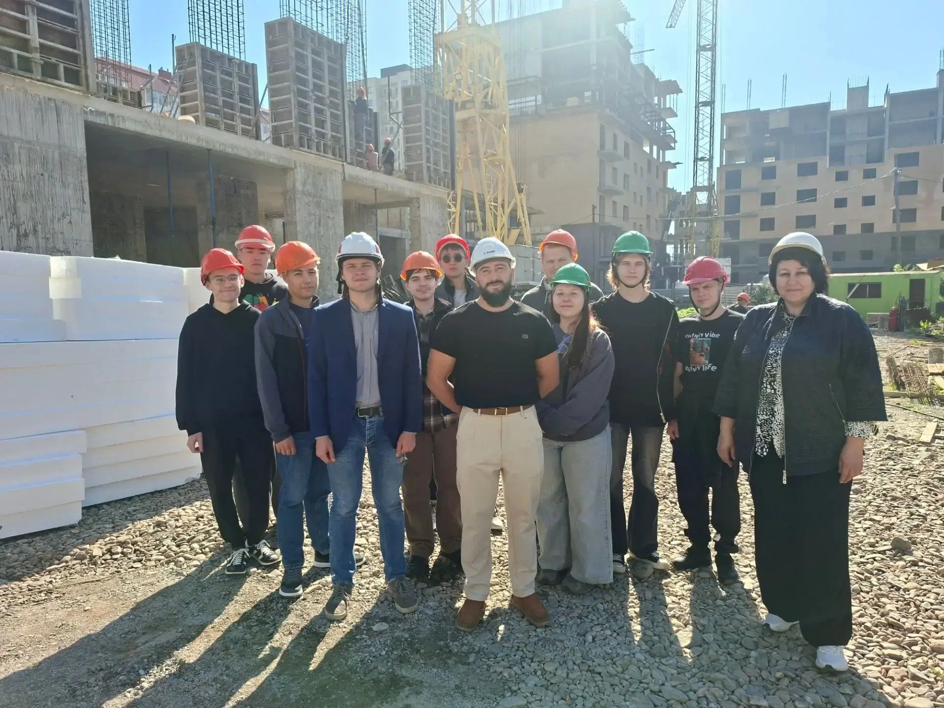 🏗 Теория — в учебниках и чертежах, практика — под открытым небом на стройплощадке❗
