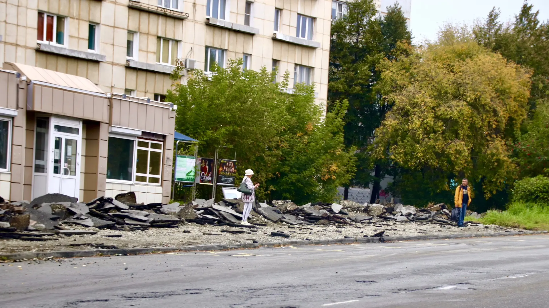 Почему нельзя сразу убрать снятый асфальт с ул. Дзержинского? Эти глыбы лежат здесь уже...