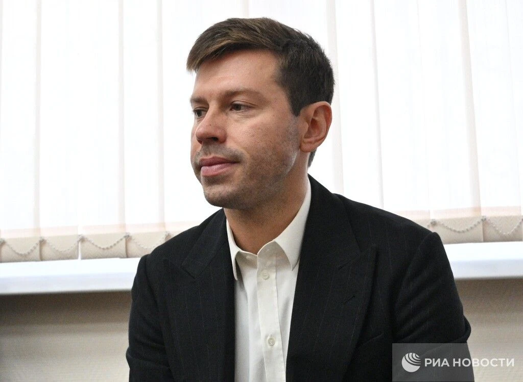 Роскомнадзор просит суд взыскать 300 тысяч рублей с Федора Смолова