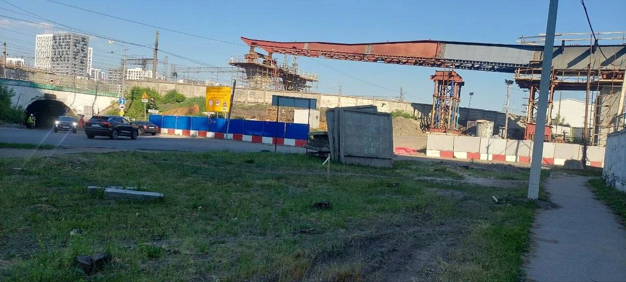 В Люберцах активно идет строительство новой эстакады! 🛣️

Этот важный объект, соединяющий Октябрьск