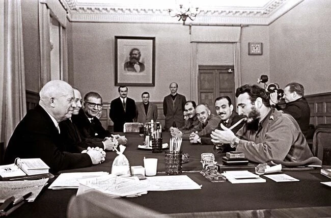 Фидель Кастро курит сигару во время встречи в Кремле, 1963 г.
