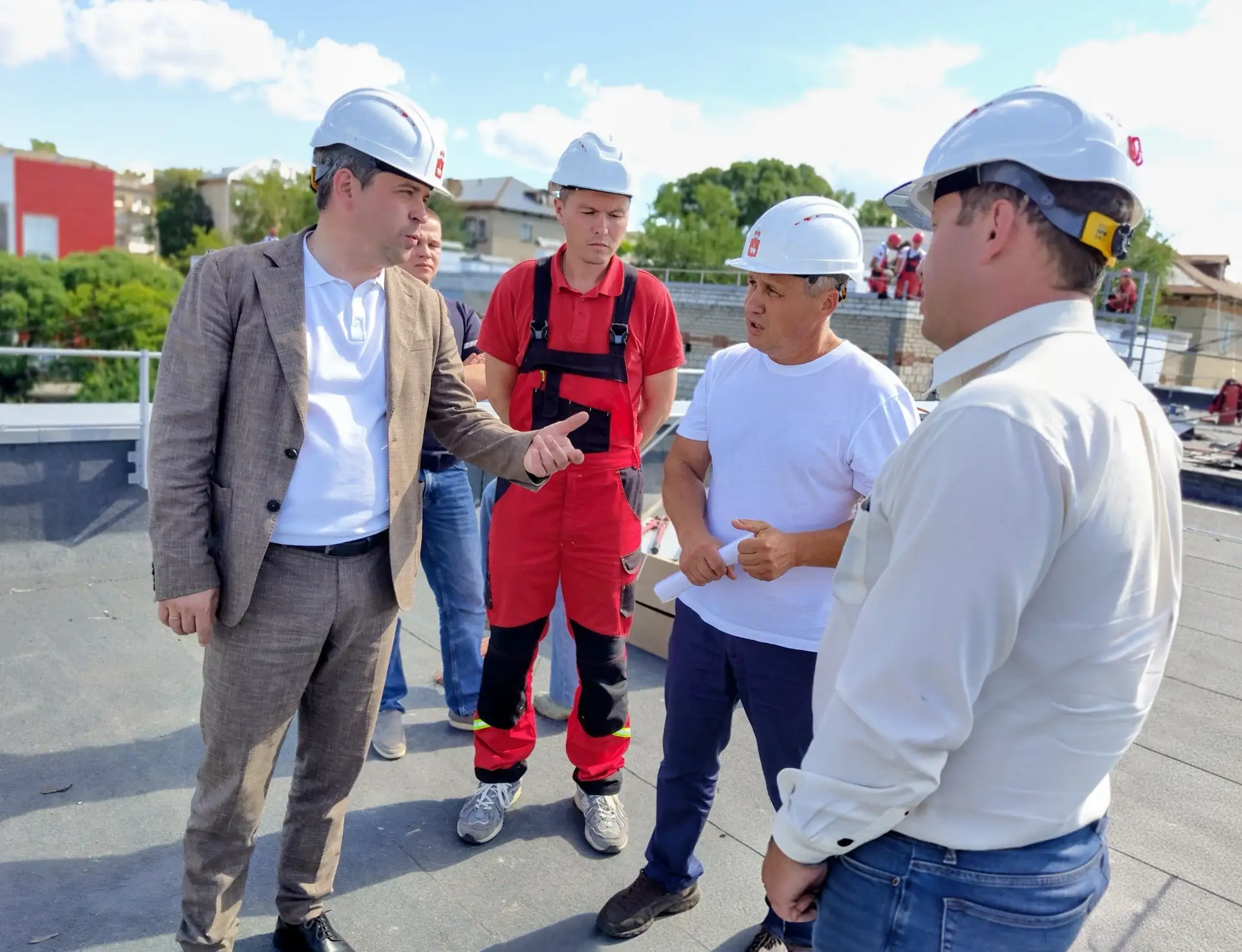 🏗 Провёл рабочее совещание по капитальному ремонту многоквартиных домов в Соликамске.  
В 2026 году