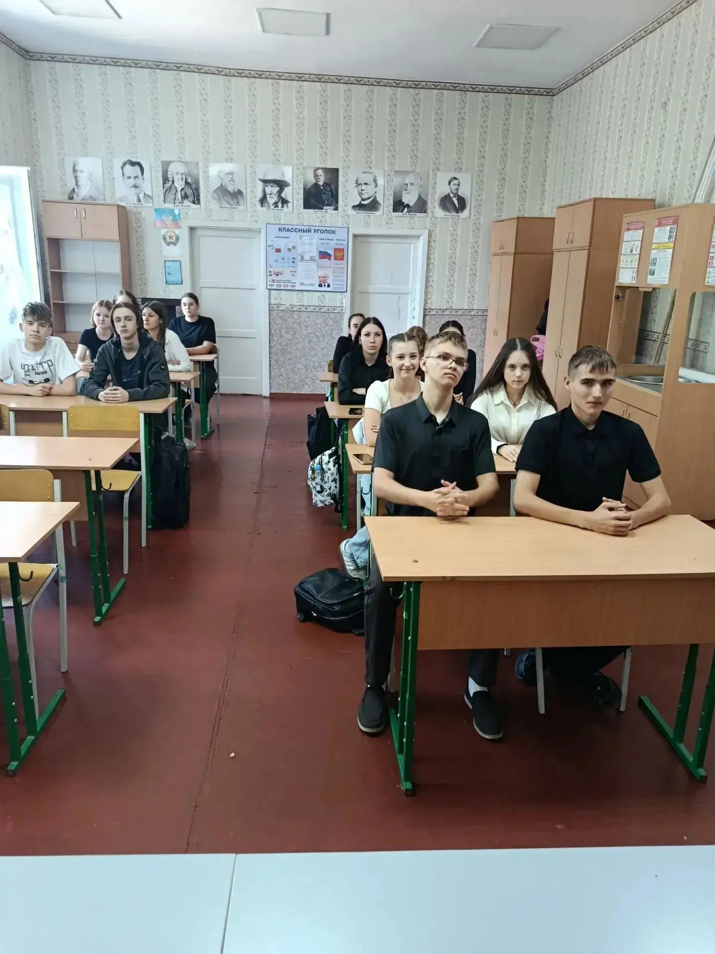 В ГБОУ ЛНР «СЛСШ ПГТ ПЕТРОВКА» прошла просветительская беседа «Час памяти» для обучающи...