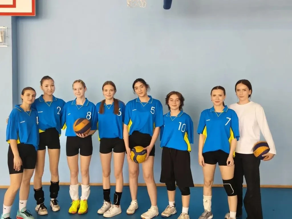 🏐 Наши девушки — в финале! 🏐  13 и 15 апреля наша школьная команда по волейболу среди девушек принял