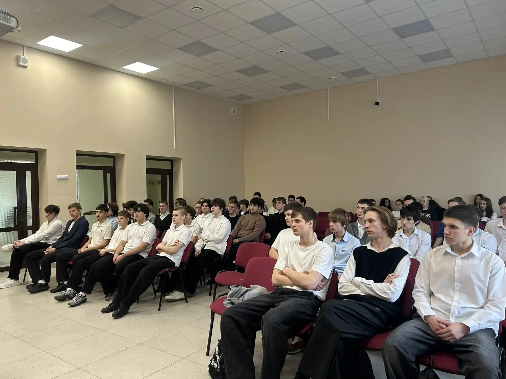 Вчера нашу гимназию посетил представитель Сызранского высшего военного училища летчиков. 🛩️  В ходе 