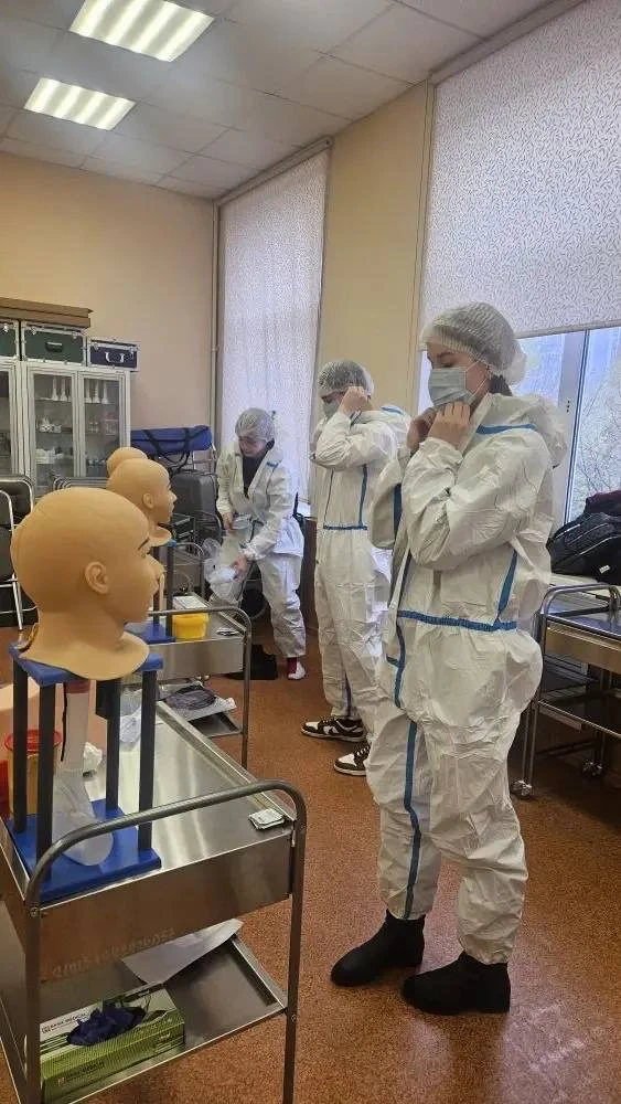 Мастерство начинается здесь  🩺 Девятиклассники попробовали себя в роли медицинских специалистов на п