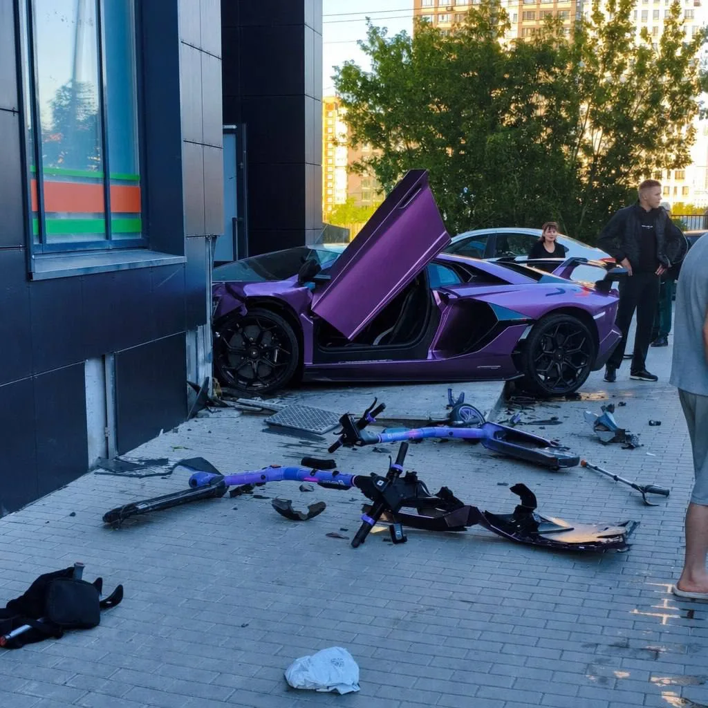 Фиолетовый Lamborghini без госномеров протаранил жилой дом в Екатеринбурге. 

Судя по кадрам, перед 