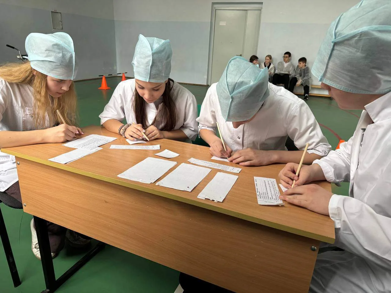 Команды  санпостов 8-х классов завершали неделю соревнований. Это самые старшие участники соревнован