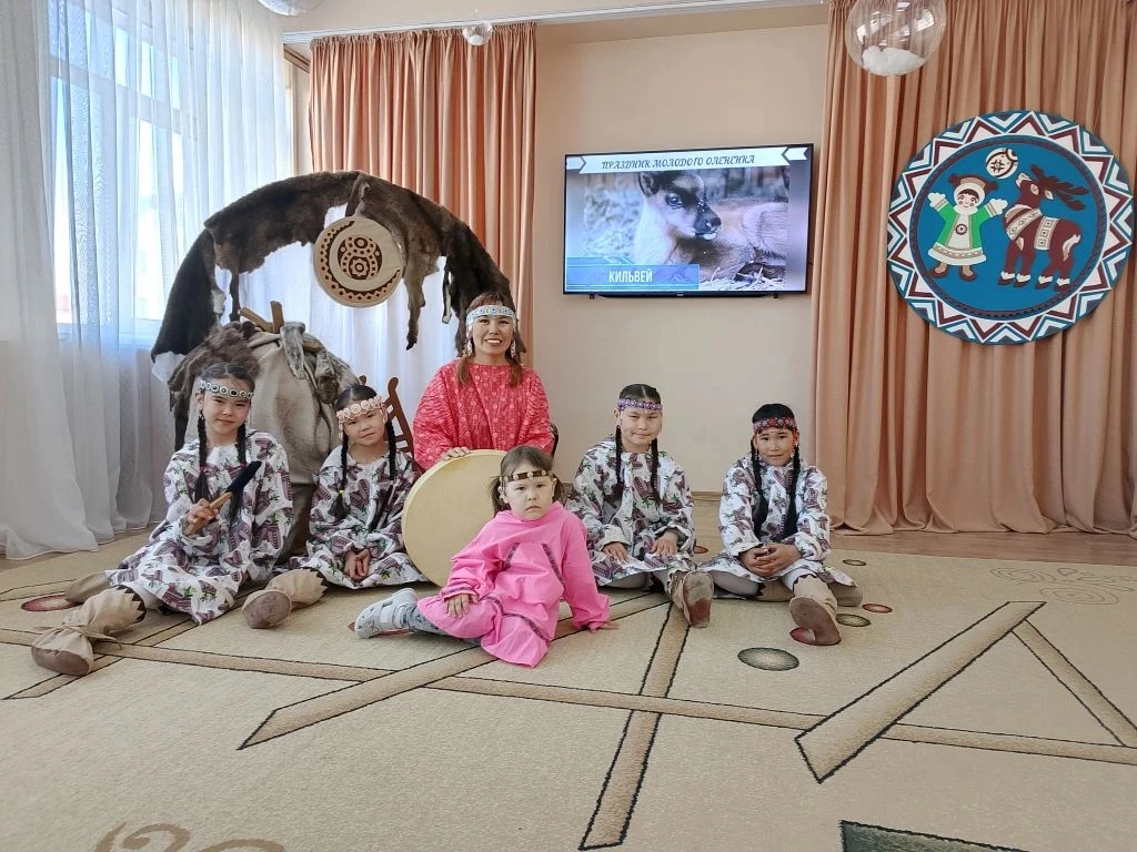 Фольклорный ансамбль "Яраркай" Детской школы искусств на празднике "Килвэй" в детском с...