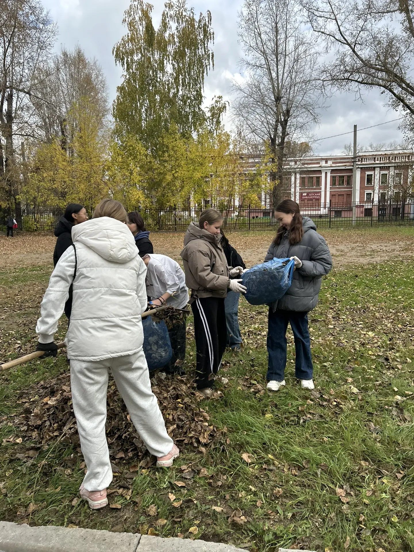 🍂 Осенний субботник прошёл в нашей школе! 🍂